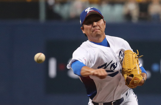 지난달 28일 서울 구로구 고척스카이돔에서 열린 2017 월드베이스볼클래식(WBC) 평가전 한국 대 호주 경기. 한국 선발투수 우규민이 힘차게 투구하고 있다. <연합뉴스>